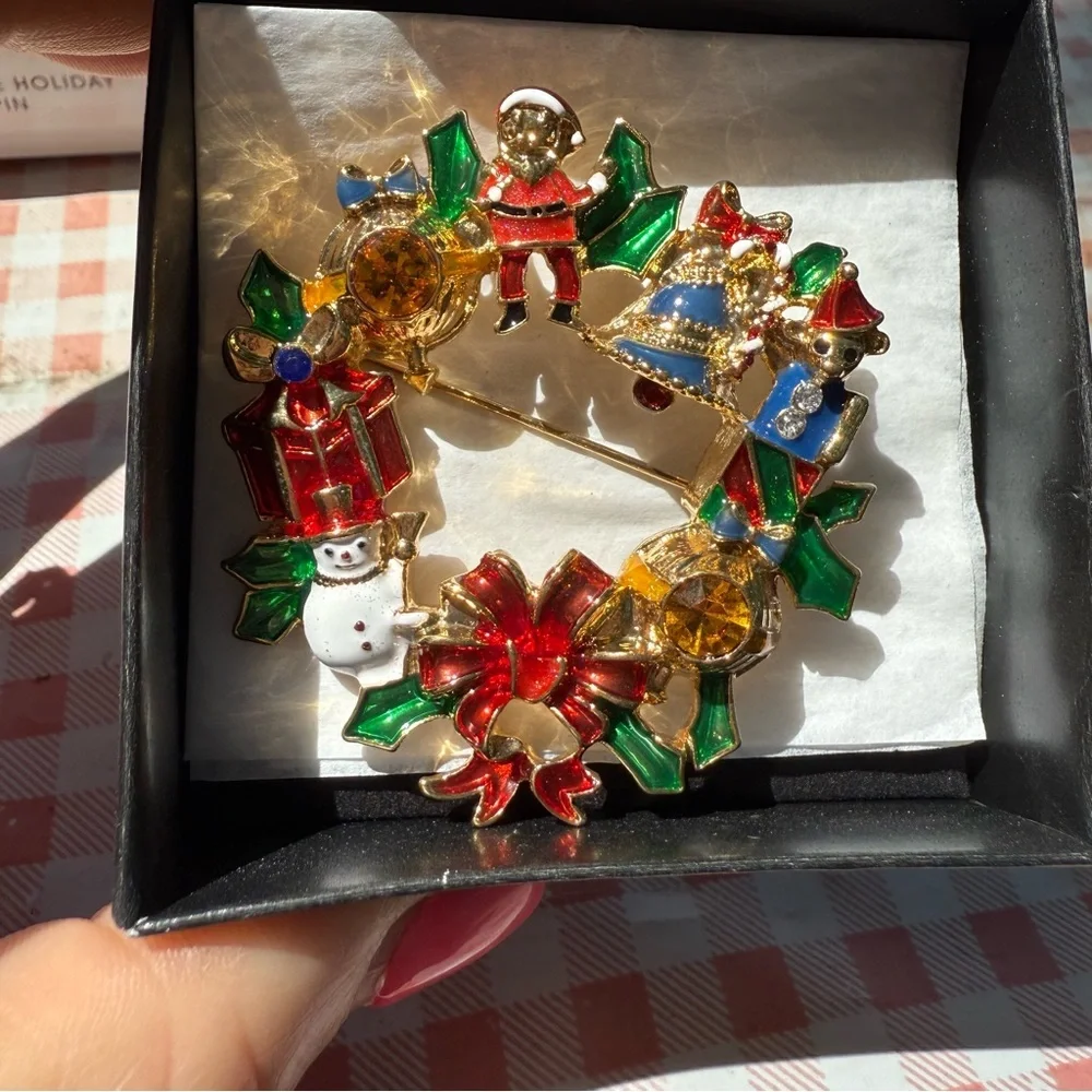 Avon 2010 Collection Holiday Wreath Pin Festive Gold and Red Brooch NIB vintage